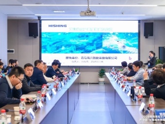 团队开会讨论方案